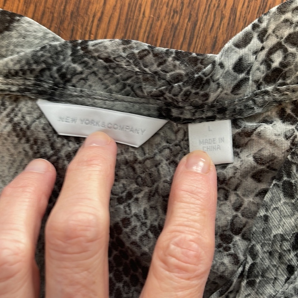 New York & Co black White Grey Snake Animal Print Sleeveless top Large Sheer - Picture 6 of 8